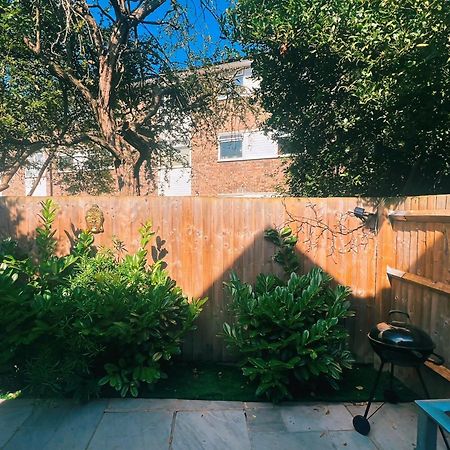 Tropical Room With Private Bathroom And Patio London Exterior photo
