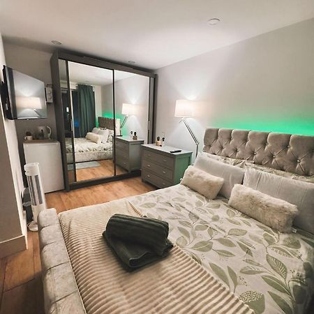 Tropical Room With Private Bathroom And Patio London Exterior photo