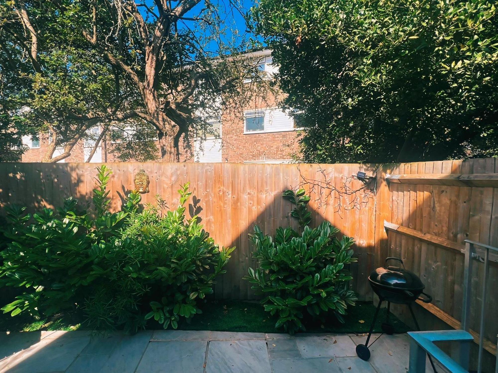 Tropical Room With Private Bathroom And Patio London Exterior photo